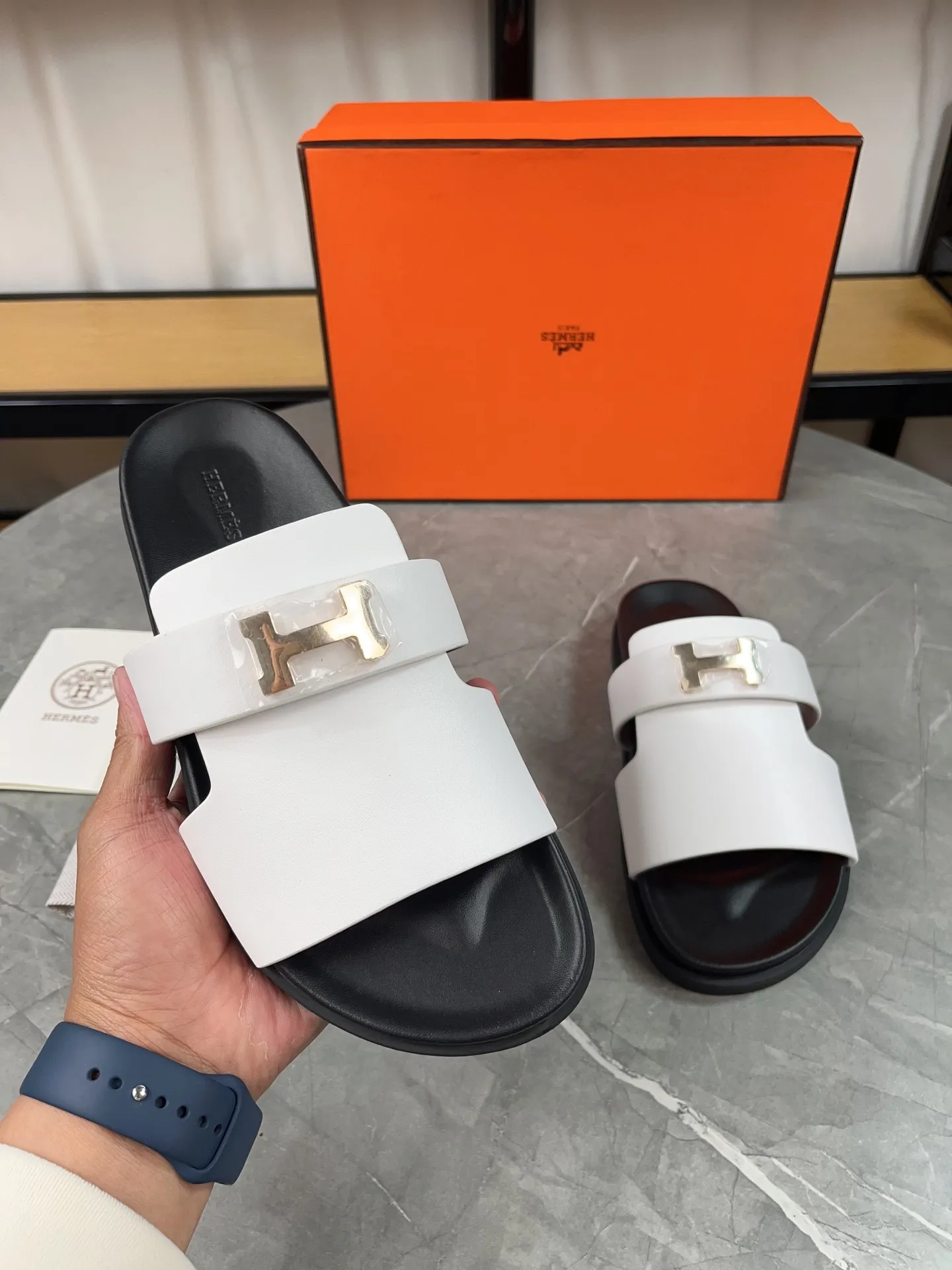 p440🐮🐮H family classic (couples) buckle slippers ✅ Hermes Hermes spring and summer sandals series! Classic style, always popular slippers - sandals, great with any combination! ! ! Upper: imported palmprint PU inner lining: imported mixed sheepskin Outsole: Tpu non-slip and wear-resistant outsole Female size: 35-40 (41 customized) Male size: 39-45 (39.45 customized)